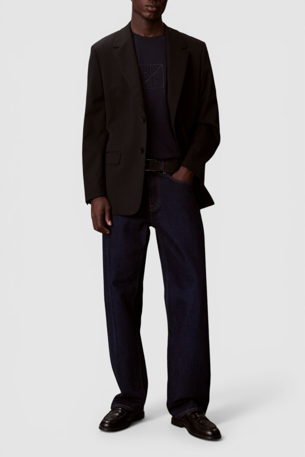 תמונת כל הלוק של חולצת טי בגזרה משוחררת